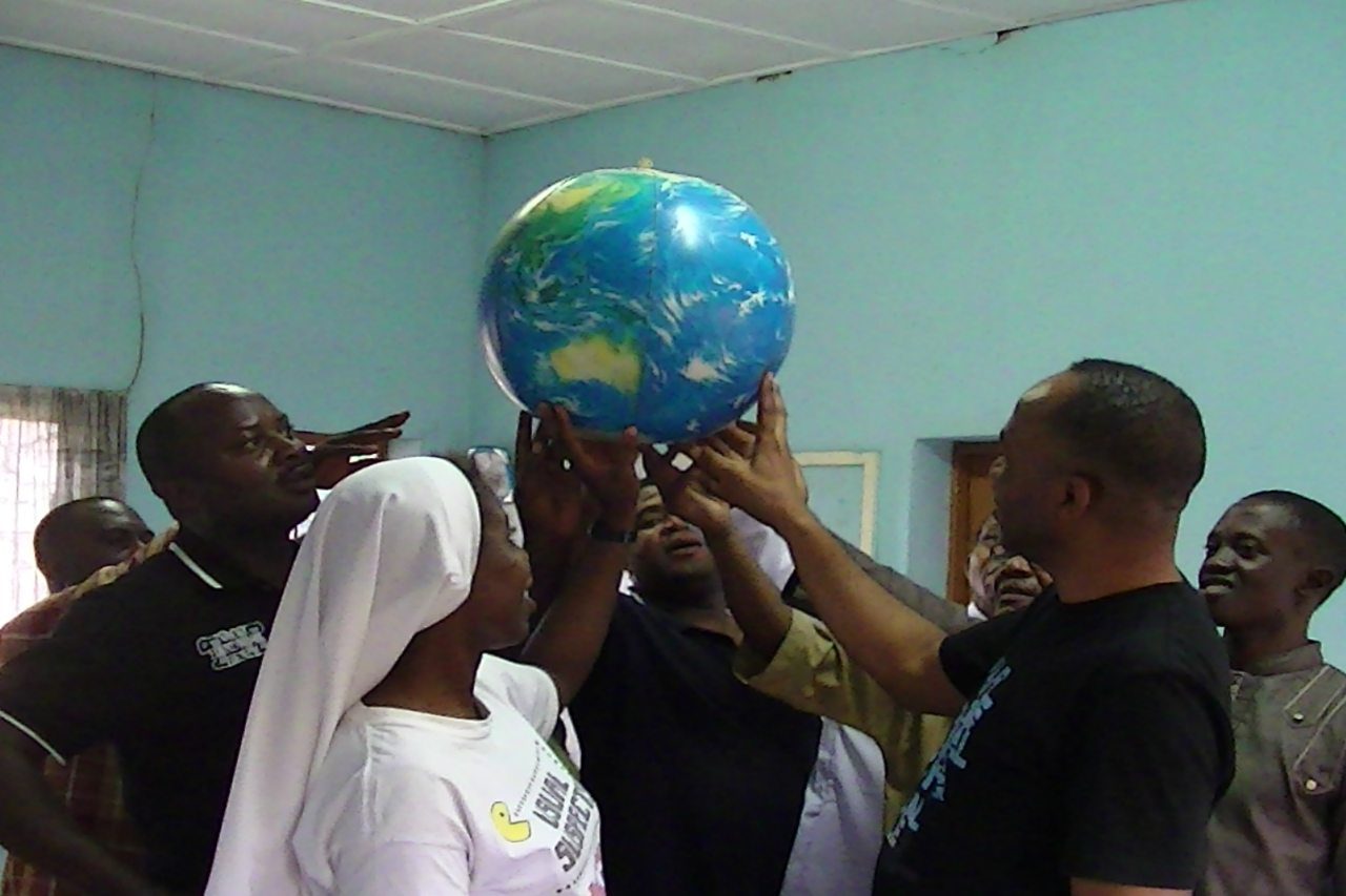Participants_holding_a_globe_CFR_Jos